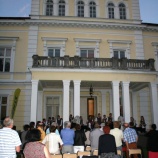 Widownia przed Pałacem Raczyńskich